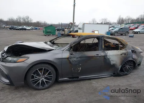 2021 Toyota Camry Se z USA, uszkodzony, nr VIN 4T1G11AKXMU476400